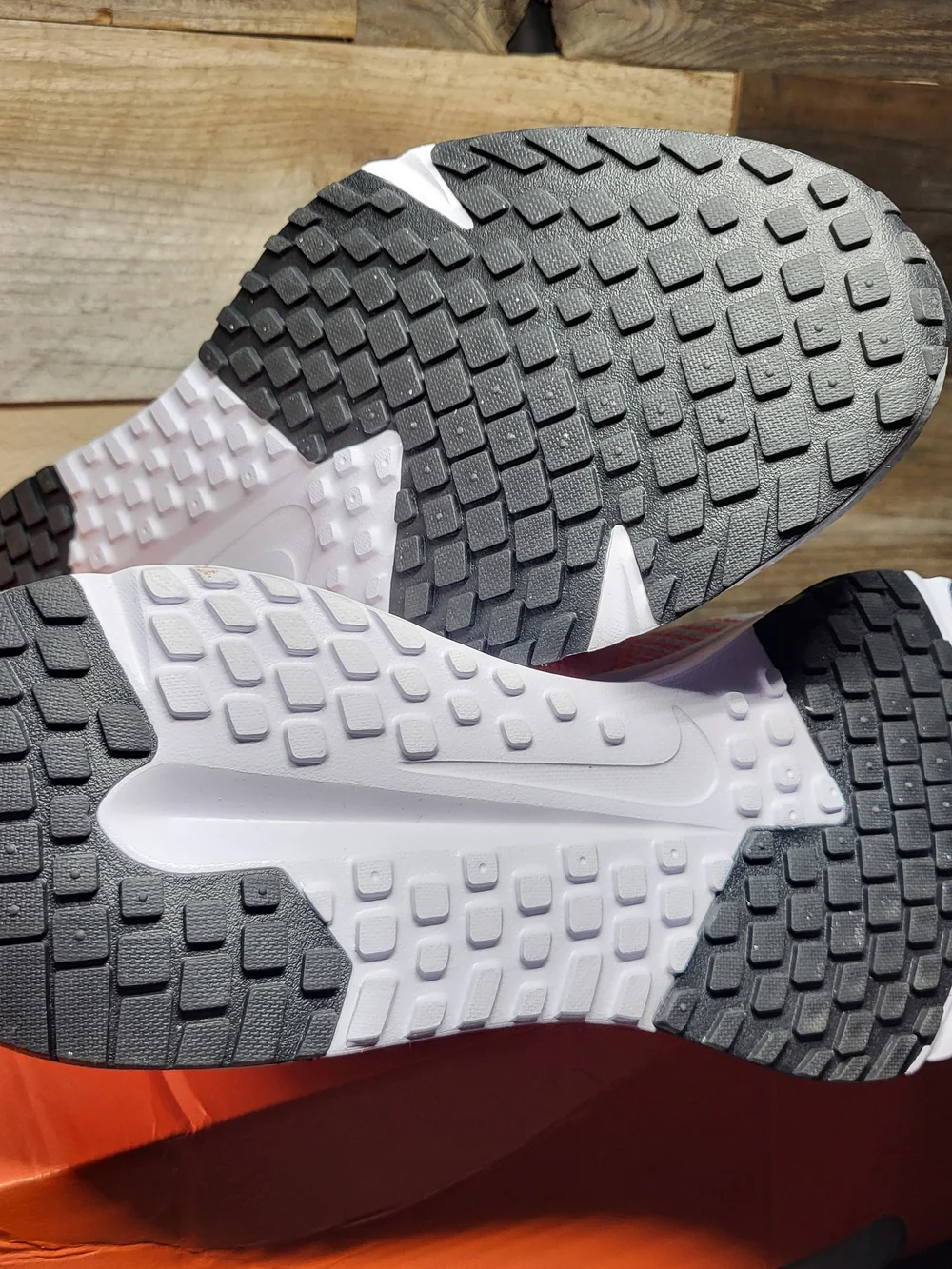 *NEW* Nike Run Defy Breathable Running Shoes White Orange Size Men’s 12 with Box